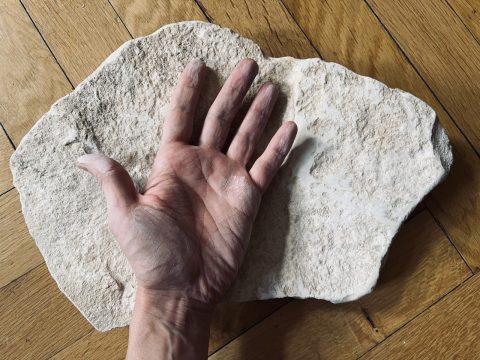 STANISLAV ABRAHÁM: RUKAMA, PRÁZDNÝMA TICHEM.
