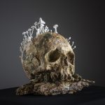 Mumie v krajkách, porcelánové plastiky a šperky Terezy Eisnerové, GASK