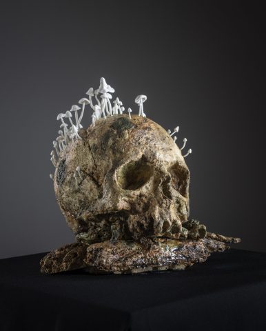 Mumie v krajkách, porcelánové plastiky a šperky Terezy Eisnerové