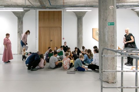 Vyšívané paradoxy / Neděle pro rodiny s dětmi ~ Maud Kotasová